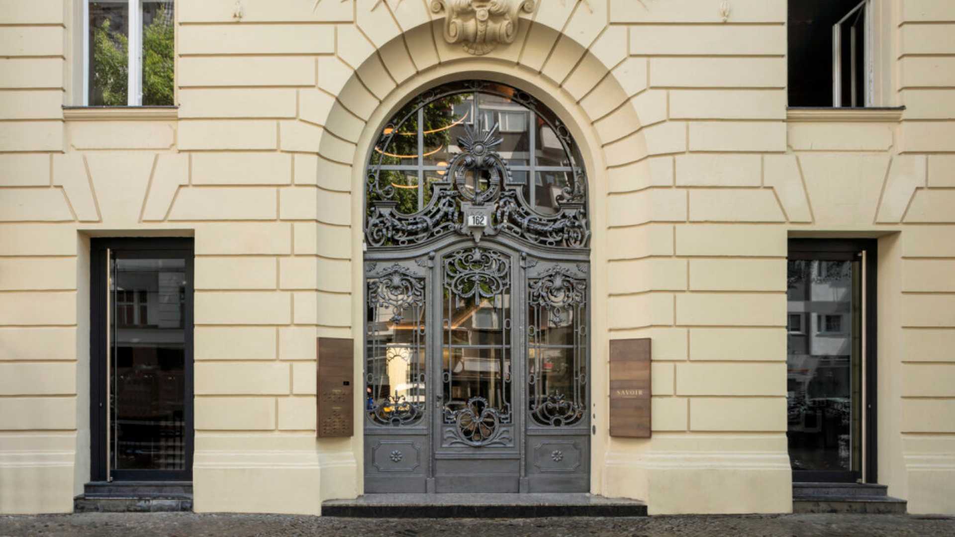 Our Savoir Beds showroom in Berlin with a view from outside